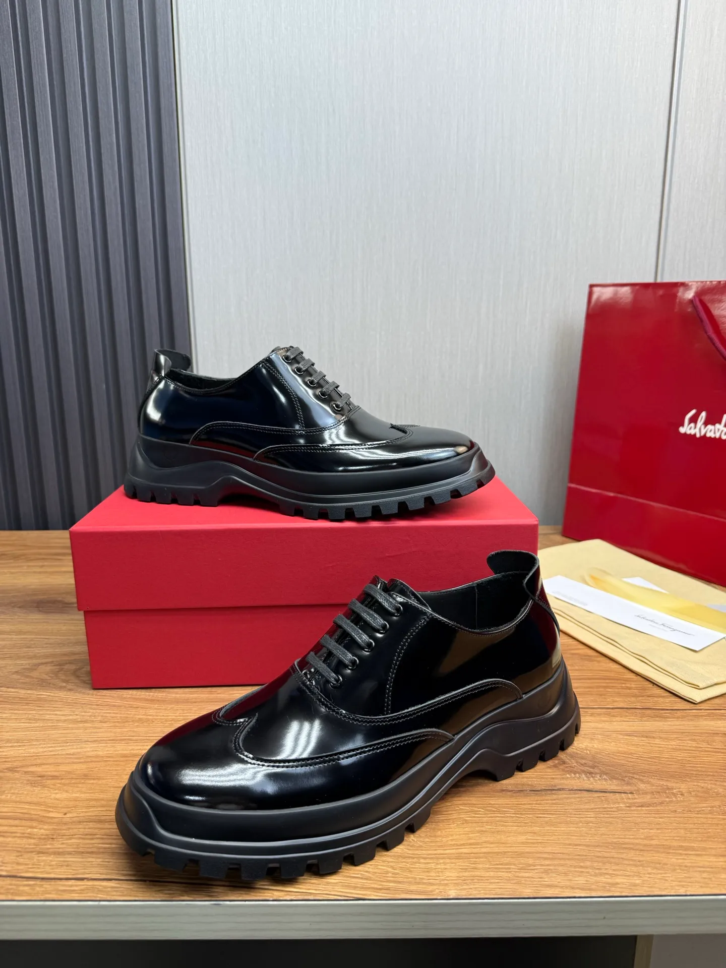 Men's shoes 💰880💰 Ferragamo. [Ferragamo] Men's Loaf leather shoes, the latest hot style, 1:1 original purchase quality, top quality, imported open-edge beaded cowhide leather on the upper, hand-made three-dimensional stitching highlights the round toe design, the inner feet are made of imported cowhide, with original wear-resistant rubber outsole, matching code 39-44, (38, 45 custom-made, non-refundable)